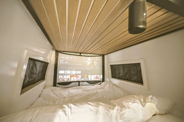 Giường trong xe tải Squad được thiết lập cho một đêm chiếu phim với màn hình thả xuống.
