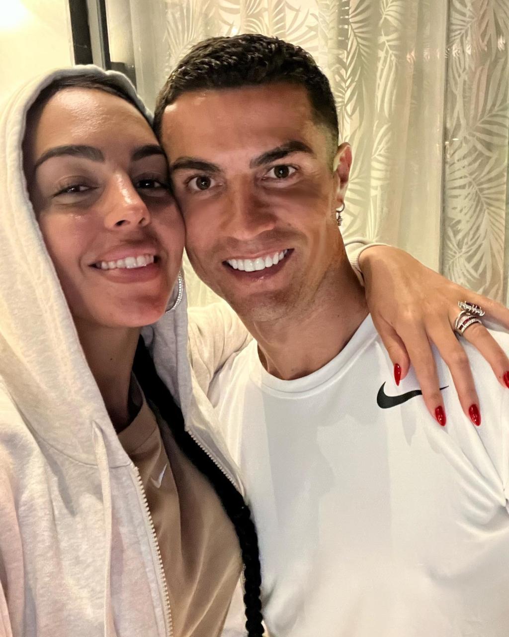 Ronaldo and Rodriguez pose together for a selfie