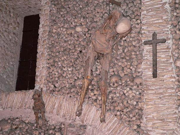 Los cuerpos decapitados colgados en Capela dos Ossos. 