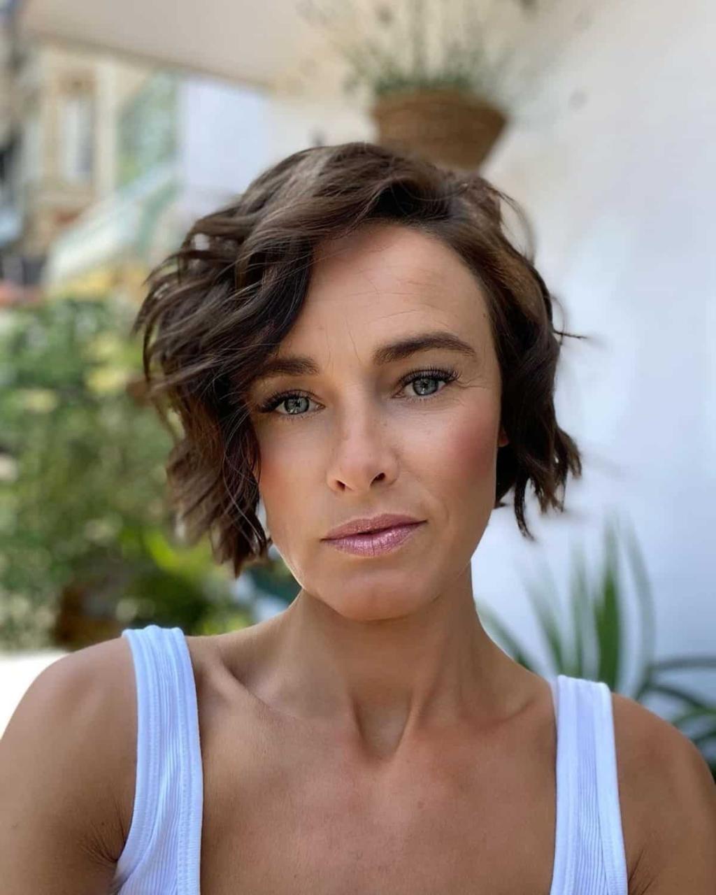 Short messy wavy haircut for women over 40