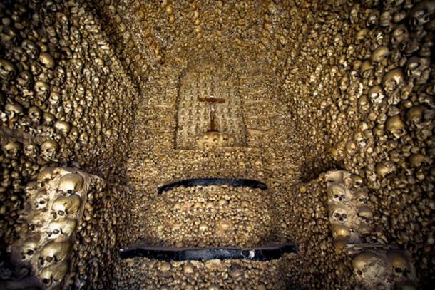 Un santuario de calaveras en otra Capela dos Ossos portuguesa en Faro. 